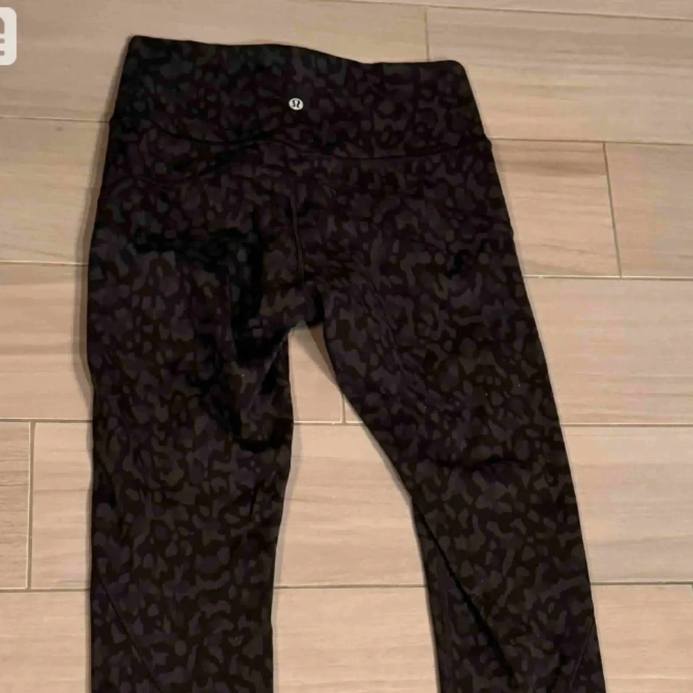 Lululemon Black Patterned Leggings size 6